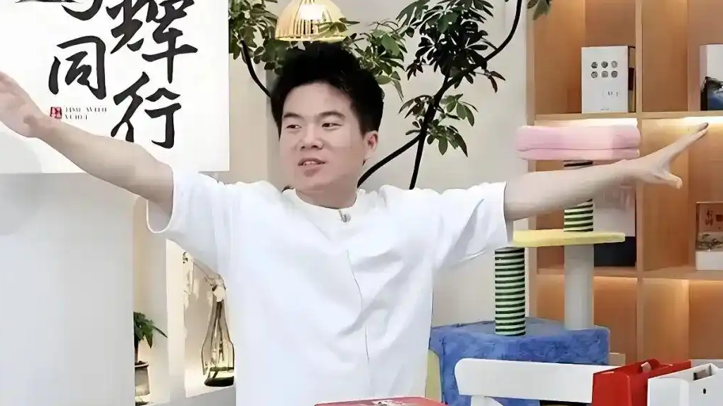 为什么董宇辉黄子韬都来做卫生巾热搜配图