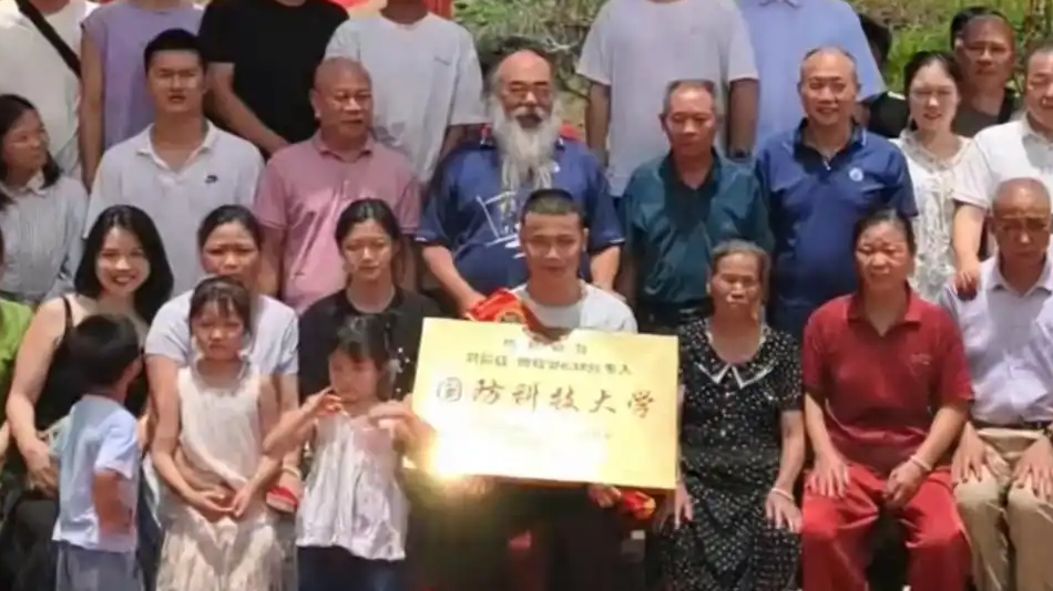 少年考上国防科大 高中校长送2万奖金热搜配图
