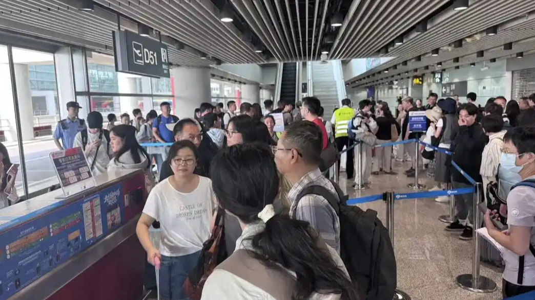 成都飞上海备降北京后又回成都热搜配图