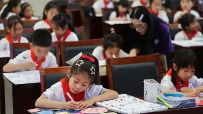 2025年小学教师减少13.19万热搜配图