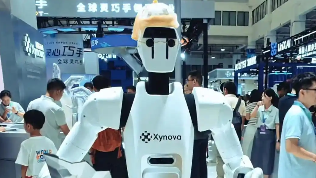 北京大爷版机器人提鸟笼扇扇子热搜配图